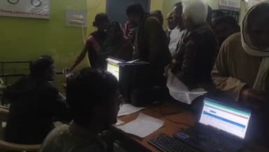 रफीगंज: रफीगंज प्रखंड कृषि कार्यालय में 300 किसानों के बीच गेहूं बीज का वितरण किया गया