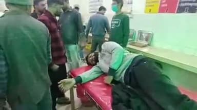 बदायूं: आरिफपुर नवादा गांव में कहासुनी के बाद पांच लोगों ने चाचा-भतीजे को लाठी-डंडा मारकर किया घायल