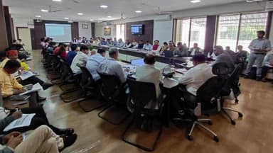 बालाघाट: बालाघाट कलेक्ट्रेट में टीएल बैठक: सीएम हेल्पलाइन, योजनाओं और विकास कार्यों की समीक्षा