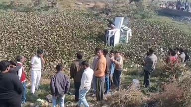 बिल्सी: हाईवे पर अनियंत्रित होकर खाई में गिरी कार, चालक की चीख पुकार सुनकर गांव के लोग दौड़े, खेरी गांव का मामला