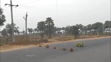 వాజేడు: జాతీయ రహదారిపై తెగిపడిన విద్యుత్ తీగలు.. పట్టించుకోని అధికారులు..!