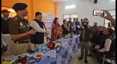 कर्वी: यातायात माह नवम्बर में जागरुकता माह का समापन, शिवरामपुर में चालक विजेताओं को लॉटरी के माध्यम से हेलमेट का वितरण