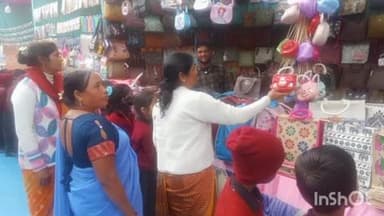 लातेहार: सरस्वती विद्या मंदिर के छात्र-छात्राओं ने स्वदेशी मेले का शैक्षिक भ्रमण किया