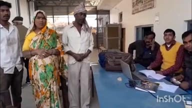 बिसौली: दून्दपुर गाँव में बिजली बिल राहत योजना के तहत लगाए गए शिविर में विद्युत बिल जमा करने वाले उपभोक्ताओं की भीड़ उमड़ी