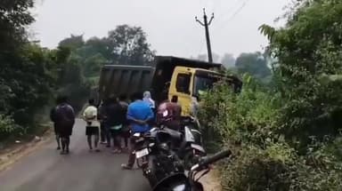 కొయ్యూరు వద్ద రోడ్డు ప్రమాదం, రాజవొమ్మంగి ప్రాంతానికి చెందిన వ్యక్తికి తీవ్ర గాయాలు