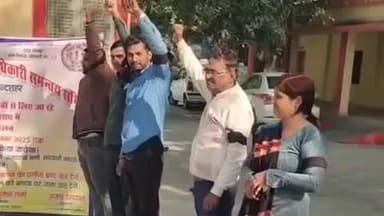 खुर्जा: अरनिया ब्लॉक में ग्राम सचिवों ने गैर-विभागीय कार्यों और पंचिंग व्यवस्था के विरोध में काली पट्टी बांधकर किया प्रदर्शन