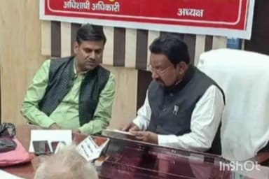 संडीला: नगर पालिका अध्यक्ष ने अपने ऑफिस में की जनसुनवाई, बड़ी संख्या में लोग समस्याएं लेकर पहुंचे