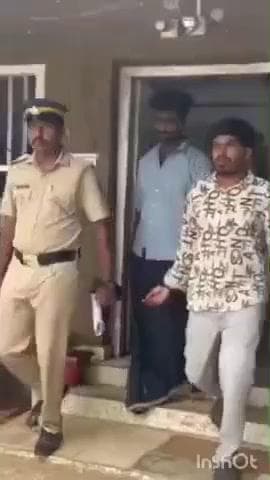 തിരുവല്ല: വാക്കുതർക്കത്തിനിടെ കസേരയെടുത്ത് കൈ അടിച്ചു പൊട്ടിച്ച കേസിലെ പ്രതികളെ പുളിക്കീഴ് പോലിസ് അറസ്റ്റു ചെയ്തു