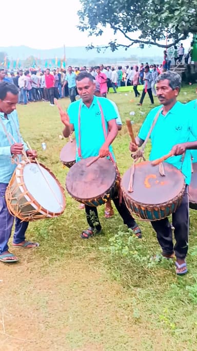 घाटशिला से हमारे युवा बिधायक सोमेश सोरेन जी अपने स्वर्गीय पिता आदरणीय श्री रामदास सोरेन जी के पदचिन्ह पर चल रहें है