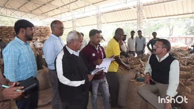 उदयपुर: कलेक्टर विलास भोस्कर ने धान उपार्जन केंद्रों का किया निरीक्षण, किसानों से संवाद कर धान खरीदी व्यवस्था की जानकारी ली