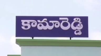 రామారెడ్డి: సింగరాయిపల్లిలో అంత్యక్రియలు నిర్వహించడానికి, ఆర్థిక సహాయం అందజేసిన డి.ఎస్.ఆర్ ఫౌండేషన్ వ్యవస్థాపకులు డాక్టర్ శ్రీనివాస్