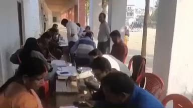 बांसी: तिलक इंटर कॉलेज मतदान केंद्र पर बड़ी संख्या में पहुंचे मतदाता, फॉर्म भरकर किया जमा