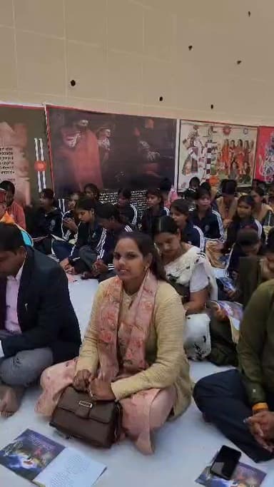 जिला प्रशासन के तत्वाधान में दिनांक 01 दिसंबर 2025 को रामराजा मंदिर ओरछा के प्रांगण में जिला स्तरीय गीता महोत्सव का आयोज...