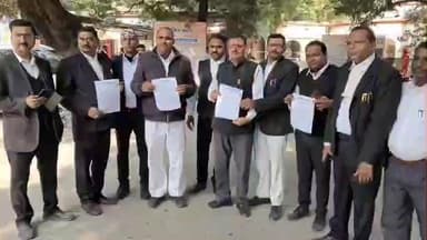मिर्ज़ापुर: कचहरी परिसर में गिट्टी फेंककर सड़क न बनवाने से नाराज अधिवक्ताओं ने जिला कलेक्ट्रेट में प्रदर्शन कर डीएम को सौंपा ज्ञापन