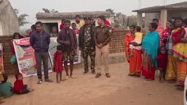 दारू: बडवार बिरहोर टोला में दारू थाना प्रभारी ने चलाया जागरूकता अभियान, जरूरतमंदों को बांटे कंबल