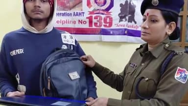 পাড়া: ট্রেনে হারিয়ে যাওয়া বিহারের যুবকের ব্যাগ উদ্ধার করে ফিরিয়ে দিলো আনাড়া আরপিএফ