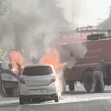 ਐਸਏਐਸ ਨਗਰ ਮੁਹਾਲੀ: ਮੋਹਾਲੀ ਵਿਖੇ ਵੇਰਕਾ ਚੌਂਕ ਤੇ ਐਲਟੋ ਕਾਰ ਨੂੰ ਲੱਗੀ ਅਚਾਨਕ ਅੱਗ, ਫਾਇਰ ਬ੍ਰਿਗੇਡ ਦੀ ਟੀਮ ਨੇ ਮੌਕੇ ਤੇ ਪਹੁੰਚ ਕੇ ਬੁਝਾਈ ਅੱਗ