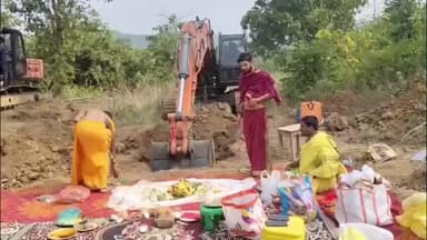 వాజేడు: మురుమూరు కర్రెగుటల్లో రోడ్డు నిర్మాణ పనులు షురూ..!