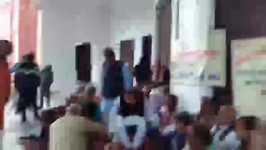 दरभंगा: संस्कृत विश्वविद्यालय मुख्यालय पर मांगों को लेकर धरना दे रहे कर्मचारी संघ से बात करने पहुंचे कुलपति