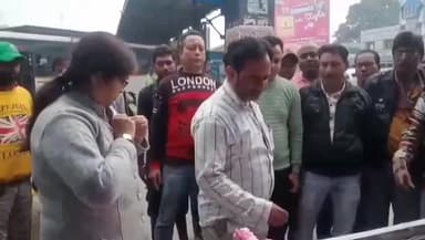 বারাবনী: আসানসোল বাস স্ট্যান্ডে বিশ্ব এইডস দিবস উপলক্ষে সাধারণ পথ চলতি মানুষদের সচেতনতা শিবির