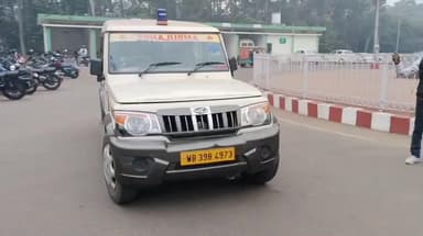 ফরিদপুর দুর্গাপুর: দুর্গাপুর ইস্পাত কারখানার ব্লাস্ট ফার্নেস বিভাগে কাজ চলাকালীন পাইপলাইন ফেটে গ্যাস ছিটকে লাগায় তিন শ্রমিক গুরুতর আহত