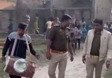 शोहरतगढ़: फरार गैंगस्टर के आरोपियों के घर और गांव में थाना शोहरतगढ़ पुलिस ने कराई डुग्गी मुनादी