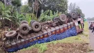 నరసాపురం: రుస్తుంబాద్ జాతీయ రహదారిపై కొవ్వొత్తుల లోడుతో వెళ్తున్న లారీ బోల్తా