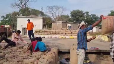 कांकेर: मुख्यालय से लगे ग्राम पंचायत ईच्छापुर में धान खरीदी केंद्र में हमालों की नियुक्ति नहीं हुई, किसान कर रहे हैं हमाल का काम