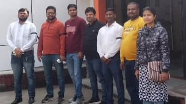 चरखारी: चरखारी ब्लॉक के ग्राम पंचायत सचिवों ने ऑनलाइन उपस्थिति सिस्टम के खिलाफ काली पट्टी बांधकर जताया विरोध