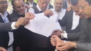 डग: अधिवक्ताओं ने भवानीमंडी में राजस्व न्यायालय कैंप बंद करने पर बाइक रैली निकालकर किया प्रदर्शन, आदेशों की प्रतियां जलाई