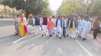 तालेड़ा: बूंदी जिले के प्रधानों ने प्रशासक लगाने की मांग को लेकर सीएम आवास पर किया प्रदर्शन, प्रधान संघ के बैनर तले पहुंचे