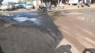 रहटगांव: नजरपुरा पुलिया के पास सड़क पर बह रहा पानी, आवागमन में हो रही है परेशानी