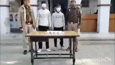 गढ़मुक्तेश्वर: मेला रोड पर पुलिया के पास से पुलिस ने दो लुटेरों को किया गिरफ्तार, लुटेरों से बरामद हुए 2 मोबाइल फोन और 2 चाकू