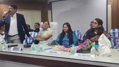 বারাবনী: আসানসোল পৌর নিগমের প্রাক্তন এবং সদ্য দায়িত্ব কমিশনারকে সম্বর্ধনা পৌর নিগমের সভাকক্ষে