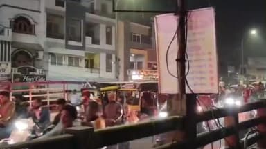 रतलाम: सैलाना ओवर ब्रिज चेतन चौराहे पर ट्रैफिक जाम, राहगीर परेशान, लगी लंबी लाइन, वीडियो आया सामने