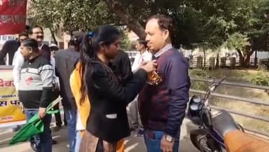 महोबा: महोबा में स्वास्थ्य विभाग के तत्वाधान में विश्व एड्स दिवस पर स्कूली बच्चों ने निकाली जनजागरूकता रैली