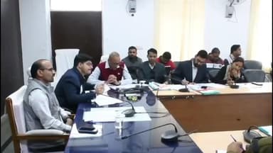 सवाई माधोपुर: सवाई माधोपुर कलेक्ट्रेट सभागार में आवश्यक सेवाओं की साप्ताहिक समीक्षा बैठक आयोजित