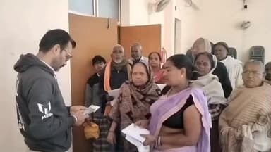 जामताड़ा: आधार कार्ड सुधार के लिए नगर भवन मिहिजाम में शिविर, उमड़ी महिलाओं और पुरुषों की भीड़