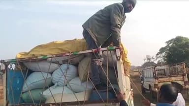 जशपुर: जशपुर पुलिस ने फिर पकड़ा अवैध धान से भरा पिकअप, मामला जिला प्रशासन को सौंपा गया