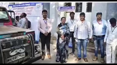 नांदेड: जिल्ह्यातील 10 नगरपरिषदासह एका नगरपंचायतीच्या सार्वत्रिक निवडणुकीसाठी पथकातील कर्मचारी साहित्यासह मतदान केंद्राकडे रवाना