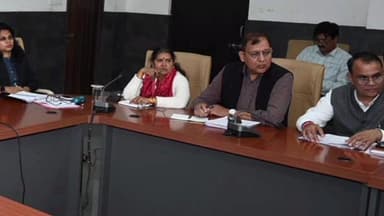 रतलाम: कलेक्टर ने कलेक्टरेट कार्यालय के सभा कक्ष में समयावधि पत्रों की समीक्षा बैठक ली