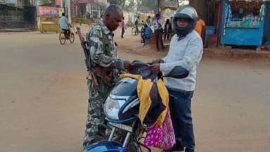 रनियां: रनिया चौक और झारखंड मैदान में पुलिस ने चलाया दो और चार पहिया वाहन जांच अभियान