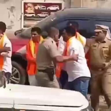 जामखेड: जामखेडच्या एमआयडीसीसाठी मुख्यमंत्र्यांच्या ताफ्यासमोर शिवसेनेचे आंदोलन..