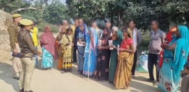 बांसी: खेसरहा थाना क्षेत्र के मजोरा गांव में पुलिस ने लगाई चौपाल, महिलाओं और बालिकाओं को किया जागरूक