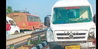 रत्नागिरी: शासकीय रुग्णालयाची ॲम्बुलन्स आणि दुचाकी मधील धडकेत लहानग्यासह 4 जण गंभीर जखमी