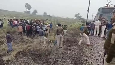 জামুরিয়া: জামুড়িয়ায় মালগাড়ির ধাক্কায় ট্রাক্টর ছিটকে শতাধিক মিটার, একজনের মৃত্যু, দুজন গুরুতর আহত