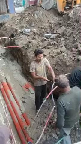 नालबंदान से थाना रसूलपुर तक बन रहे स्मार्ट सिटी के नाम पर जनता के बार बार पानी के पाइप तोड़ने का कौन जिम्मेदार