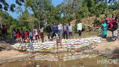 मुंगेली: बिसौनी में जनसहयोग से एक ही दिन में बना स्टॉप डैम, जल संरक्षण की अनोखी मिसाल पेश