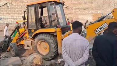 मोहनिया: सरकार के गठन के साथ कैमूर जिला प्रशासन ने अतिक्रमण के खिलाफ सख्ती दिखाई, मोहनिया में चला बुल्डोजर, पुलिस तैनात