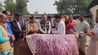 निवाड़ी: निवाड़ी कलेक्टर ने अंतर्राष्ट्रीय गीता महोत्सव पर ओरछा की सुरभि गौशाला में गौ माता का पूजन किया